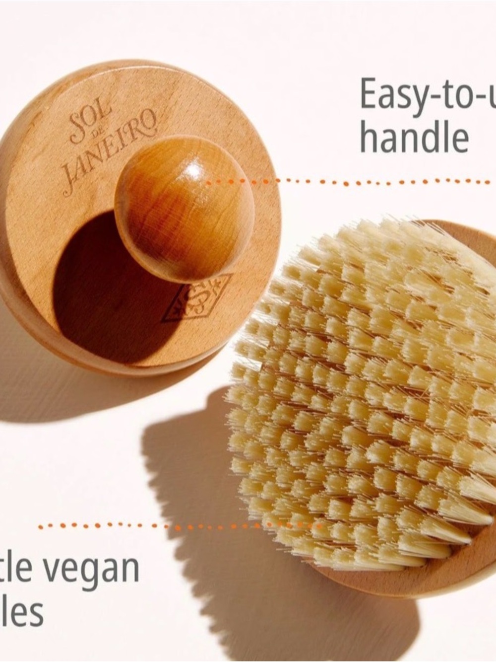 Sol de Janeiro Wooden Body Brush in Light Wood and Cream Bristles